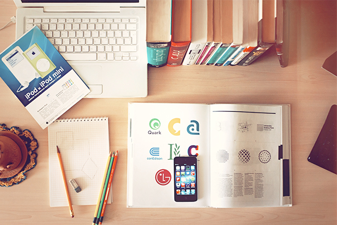 apple-iphone-books-desk